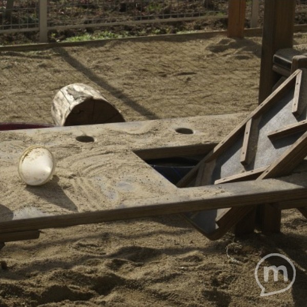 Taula de sorra petita amb dos sedassos