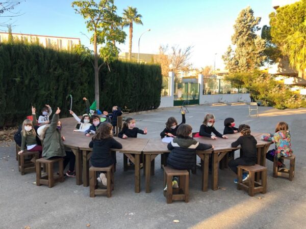 TAULA TRAPEZOIDAL PER AULA A L'EXTERIOR