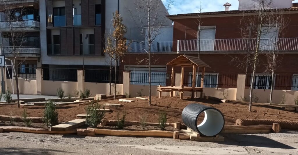 Pati del Col·legi La Salle Palamós. Juguem a la natura