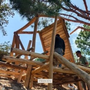 Estructures de fusta per patis escolars