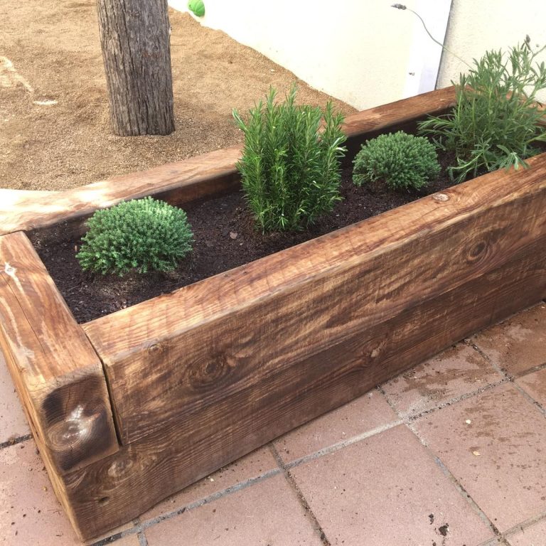 GRAN JARDINERA DE TRAVESSA TRACTADA SOBRE TERRA O SAULO