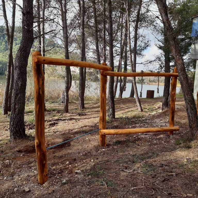 ESTRUCTURA DE TRONCS AMB CORDES D'EQUILIBRI