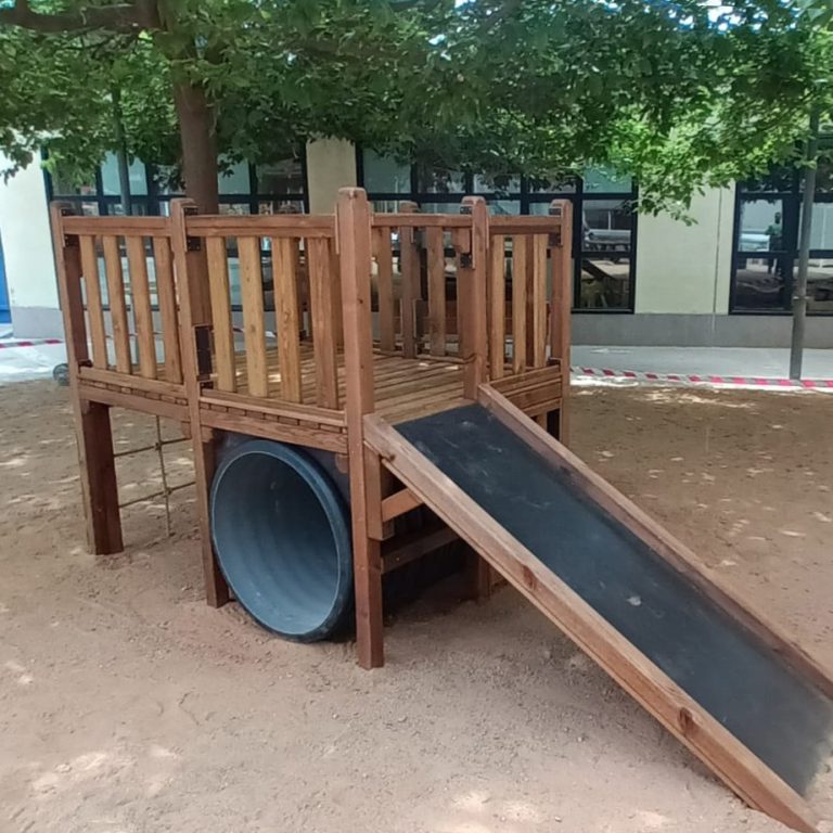 ESTRUCTURA ELEVADA CON TERRASSA, RAMPA Y RED DE CUERDAS POBLE NOU