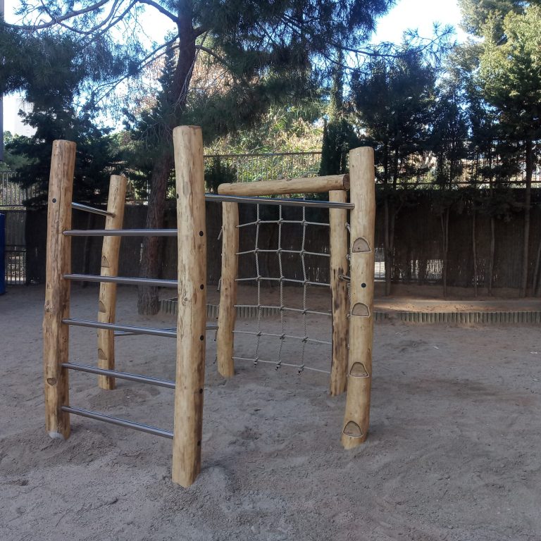 Cal·listènia de fusta per patis escolars